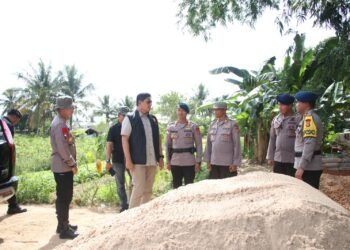 Kapolda Kaltara Dampingi Dansat Brimob Tinjau Pembangunan Jembatan Akses Pelajar di Jalan Cahaya Baru Gang Saromase, Hari Ke-7 Pengerjaan