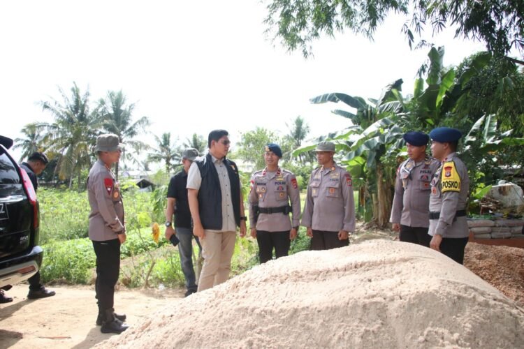 Kapolda Kaltara Dampingi Dansat Brimob Tinjau Pembangunan Jembatan Akses Pelajar di Jalan Cahaya Baru Gang Saromase, Hari Ke-7 Pengerjaan