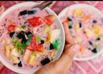 Hidangan Ramadan Keluarga: Es Buah Segar, Ayam Goreng Bumbu Kuning, dan Tumis Buncis