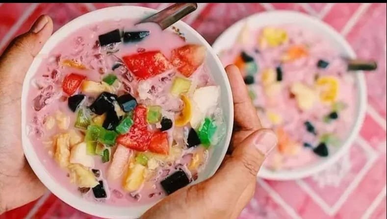 Hidangan Ramadan Keluarga: Es Buah Segar, Ayam Goreng Bumbu Kuning, dan Tumis Buncis