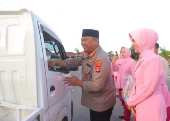 Kapolresta Bulungan Bagikan 250 Kotak Takjil untuk Pengguna Jalan di Tanjung Selor