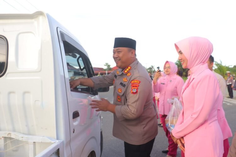 Kapolresta Bulungan Bagikan 250 Kotak Takjil untuk Pengguna Jalan di Tanjung Selor