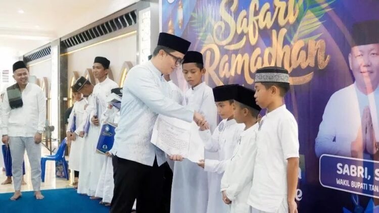 Safari Ramadan di Tideng Pale, Bupati Tana Tidung Serahkan Ijazah Tahfidz