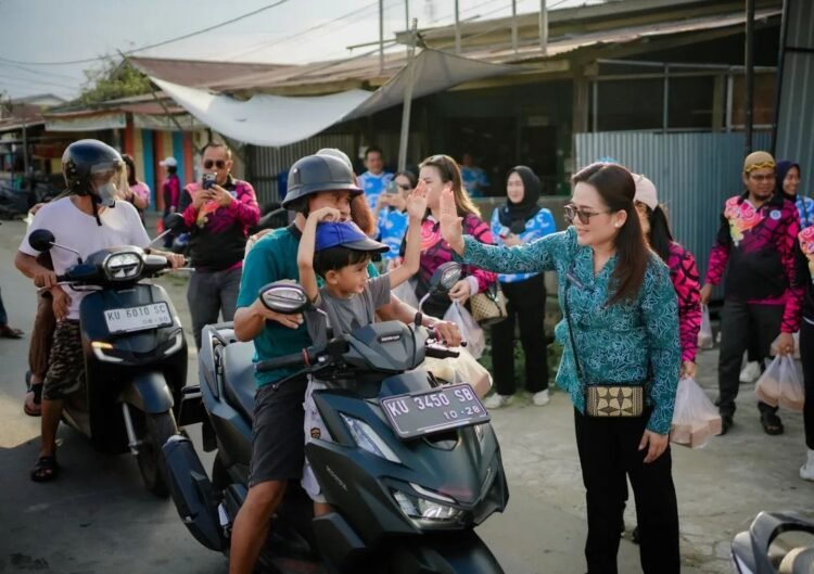 Organisasi Wanita Malinau Berbagi Takjil untuk Pengguna Jalan