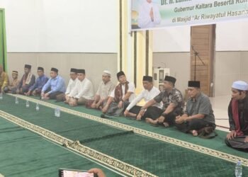 Usai Tarawih, Gubernur Zainal Ngobrol Santai dan Serap Aspirasi Warga Sebidai