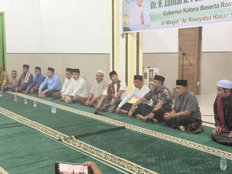 Usai Tarawih, Gubernur Zainal Ngobrol Santai dan Serap Aspirasi Warga Sebidai