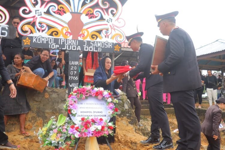 Upacara Pemakaman Kedinasan Iringi Kepergian Kompol (Purn) Jariaman Samosir