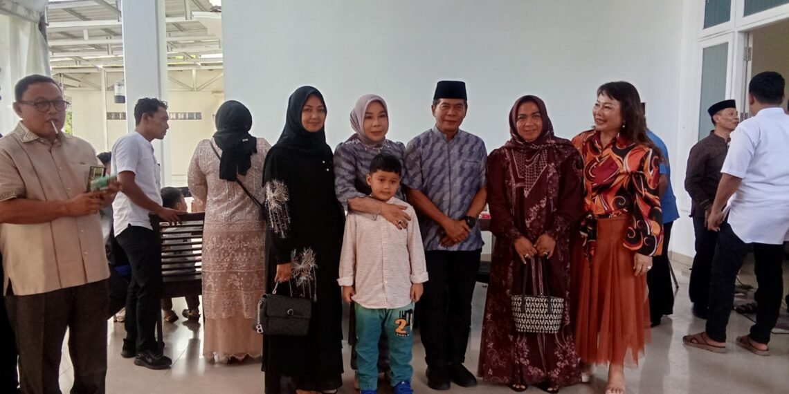 Suasana Hangat Lebaran, Gubernur Kaltara Sambut Langsung Warga Tarakan di Rumah Jabatan 