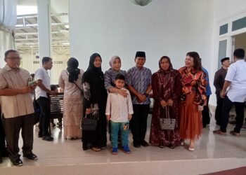 Suasana Hangat Lebaran, Gubernur Kaltara Sambut Langsung Warga Tarakan di Rumah Jabatan 