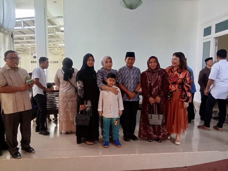 Suasana Hangat Lebaran, Gubernur Kaltara Sambut Langsung Warga Tarakan di Rumah Jabatan 