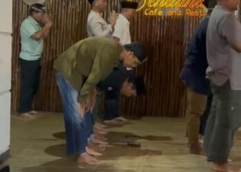 Saat Gubernur Kaltara Salat di Saf Belakang, Ada Makna yang Tersirat