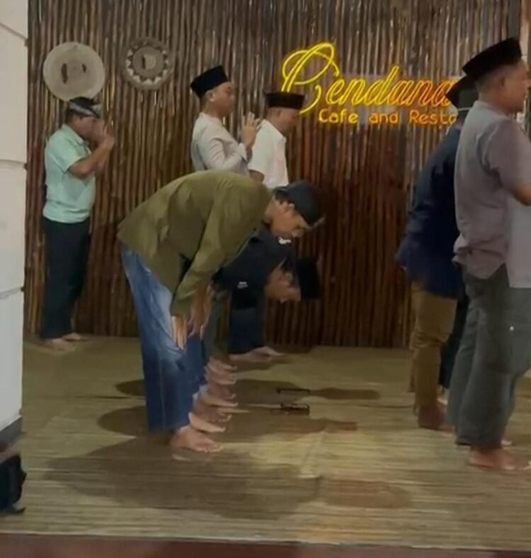 Saat Gubernur Kaltara Salat di Saf Belakang, Ada Makna yang Tersirat