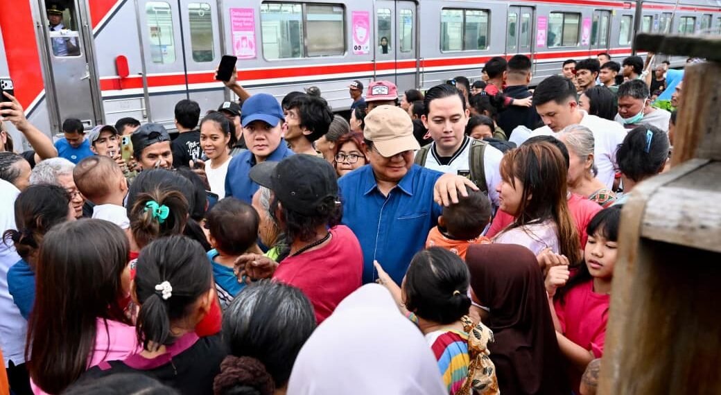 Kunjungan Mendadak Presiden Prabowo di Senen, Tangis Haru dan Harapan Warga Pecah di Bantaran Rel