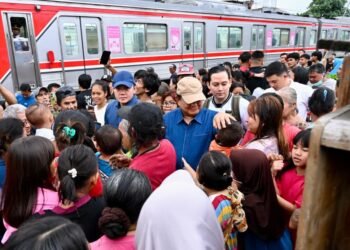 Kunjungan Mendadak Presiden Prabowo di Senen, Tangis Haru dan Harapan Warga Pecah di Bantaran Rel