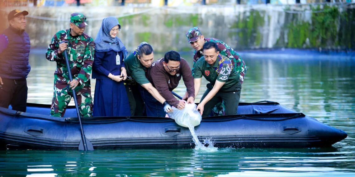 Pangdam VI/Mulawarman Tebar Ribuan Benih Ikan di Waduk Telagasari