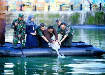 Pangdam VI/Mulawarman Tebar Ribuan Benih Ikan di Waduk Telagasari