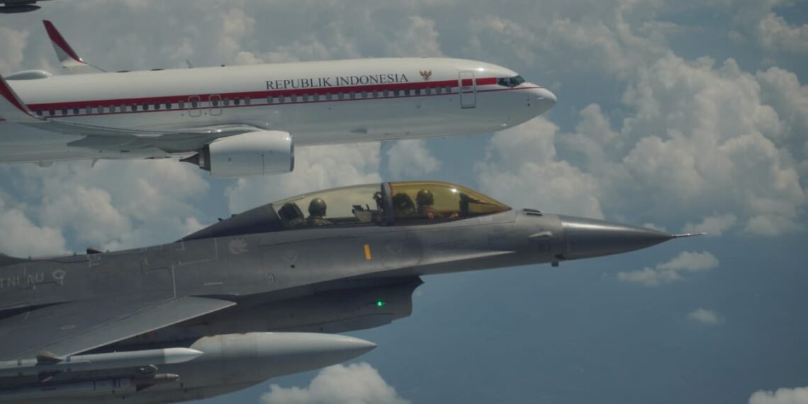 HUT TNI AU, Pesawat Kepresidenan Presiden Prabowo Dikawal Empat F-16 dan Dua T50 Golden Eagle