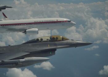 HUT TNI AU, Pesawat Kepresidenan Presiden Prabowo Dikawal Empat F-16 dan Dua T50 Golden Eagle