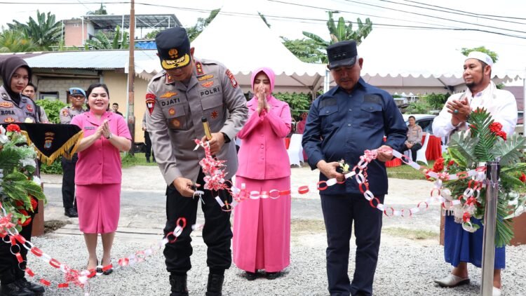 Wujud Nyata Kepedulian, Kapolda Kaltara Serahkan Kunci Program Bedah Rumah Presisi di Kampung Bugis