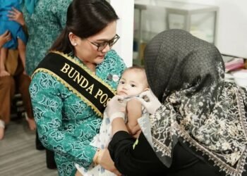 TP PKK Malinau Tinjau Posyandu Menur, Maylenty Ikut Bantu Vaksinasi Balita