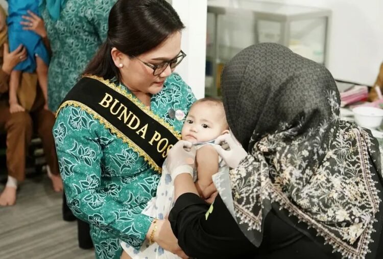 TP PKK Malinau Tinjau Posyandu Menur, Maylenty Ikut Bantu Vaksinasi Balita