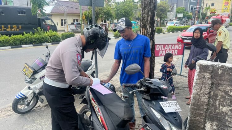 Satlantas Tarakan Tertibkan Pengendara di Sekitar SMA Negeri 1