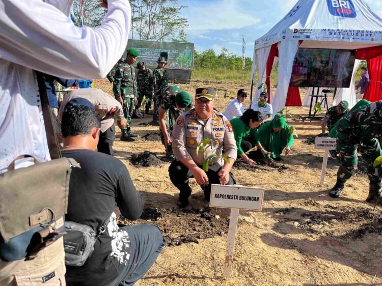 Puluhan Personel Polresta Bulungan Amankan Penanaman 10 Ribu Pohon Ulin