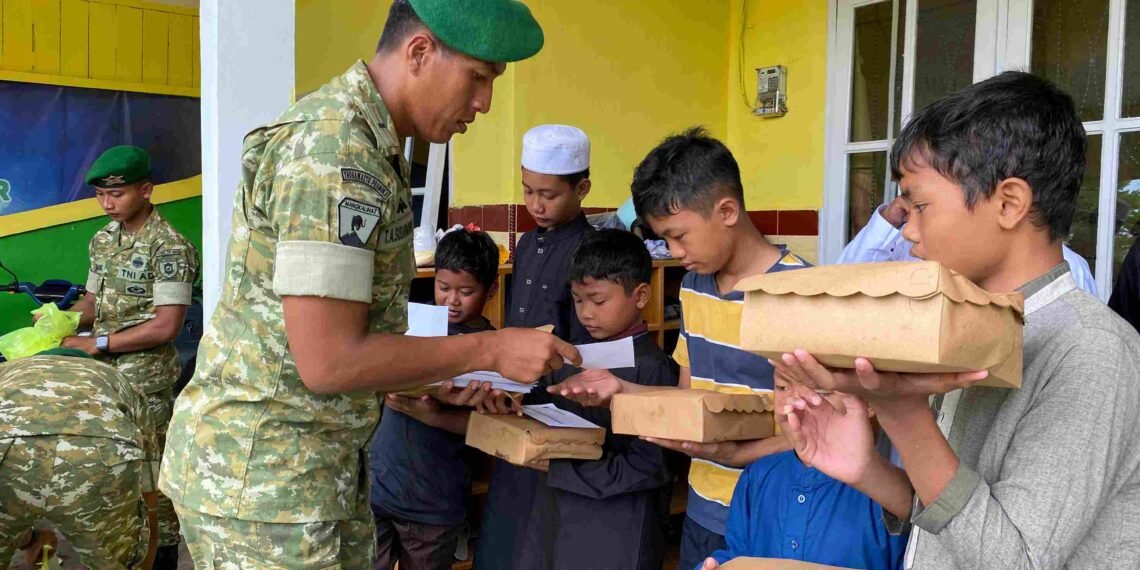 Yonif TP 880/Banuanta Pererat Kepedulian Sosial Lewat Jumat Berkah