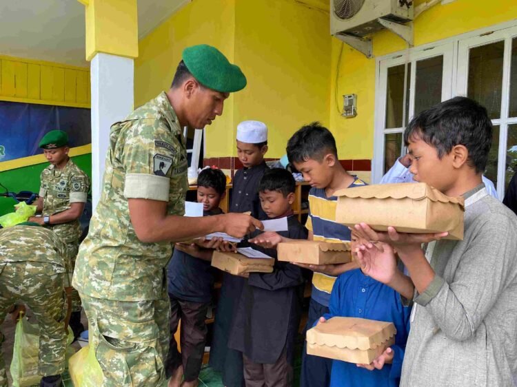 Yonif TP 880/Banuanta Pererat Kepedulian Sosial Lewat Jumat Berkah