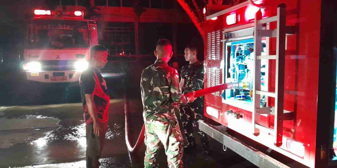 Respons Cepat Yonif TP 880/Banuanta Bantu Penanganan Kebakaran di Kantor Bupati Bulungan