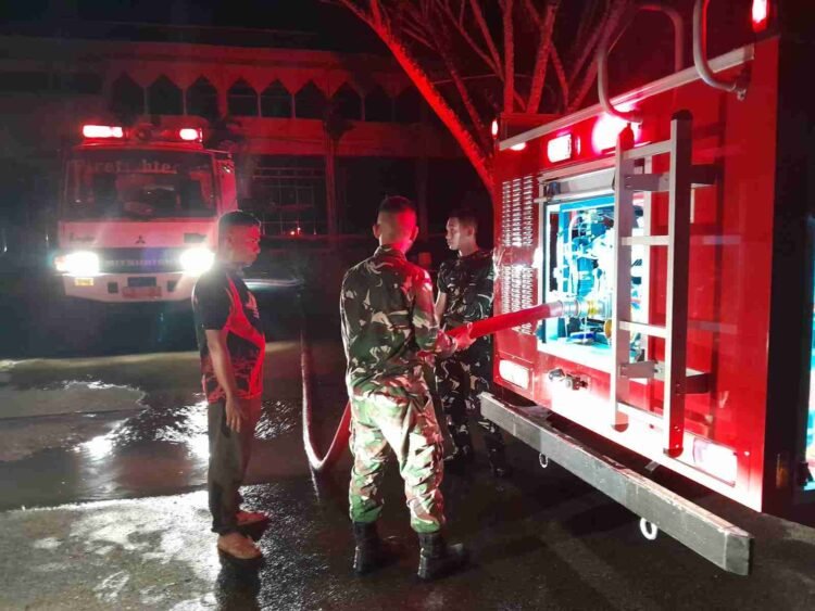 Respons Cepat Yonif TP 880/Banuanta Bantu Penanganan Kebakaran di Kantor Bupati Bulungan