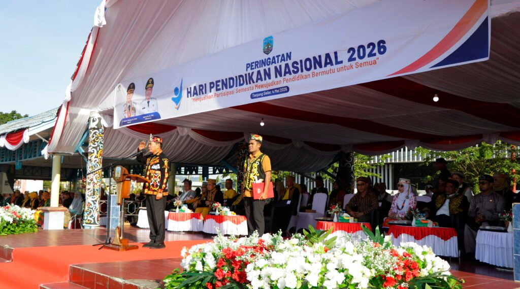 Pimpin Upacara Hardiknas 2026, Gubernur Serukan Penguatan Pendidikan Nasional
