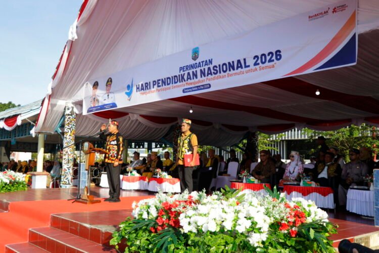 Pimpin Upacara Hardiknas 2026, Gubernur Serukan Penguatan Pendidikan Nasional