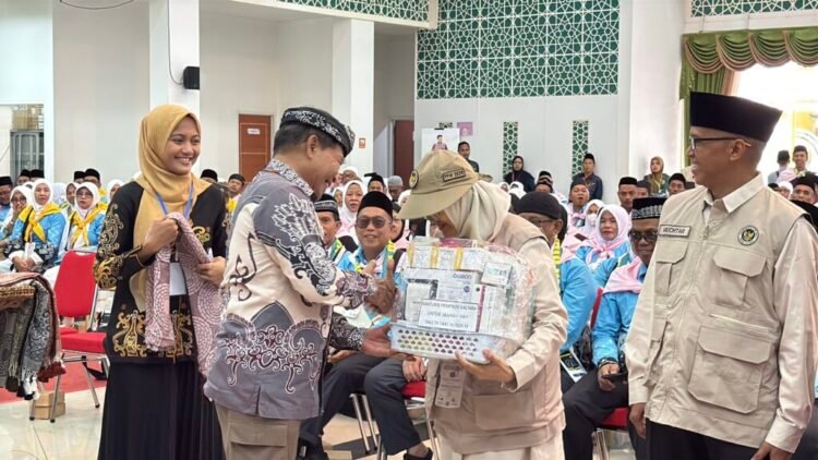 Gubernur Lepas 484 Calon Jemaah Haji Kaltara, Tekankan Kesehatan dan Kekompakan
