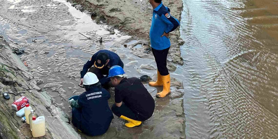 Limbah Oli Cemari Sungai Kampung Bugis, Ribuan Pelanggan PDAM Terdampak