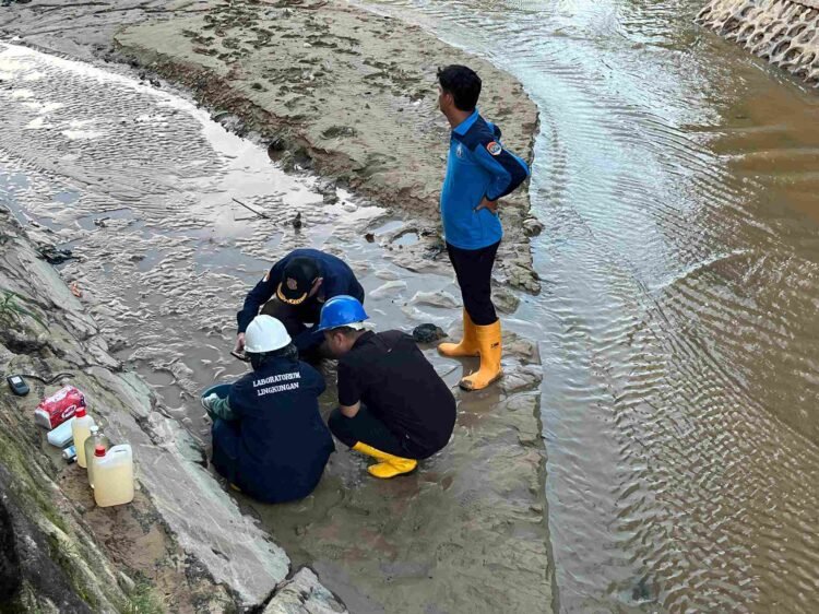 Limbah Oli Cemari Sungai Kampung Bugis, Ribuan Pelanggan PDAM Terdampak