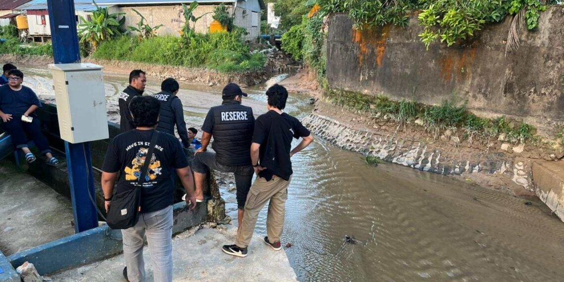Dugaan Pencemaran Sungai Kampung Bugis Mengarah ke Pelaku, Enam Drum Oli Ditemukan