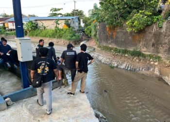Dugaan Pencemaran Sungai Kampung Bugis Mengarah ke Pelaku, Enam Drum Oli Ditemukan