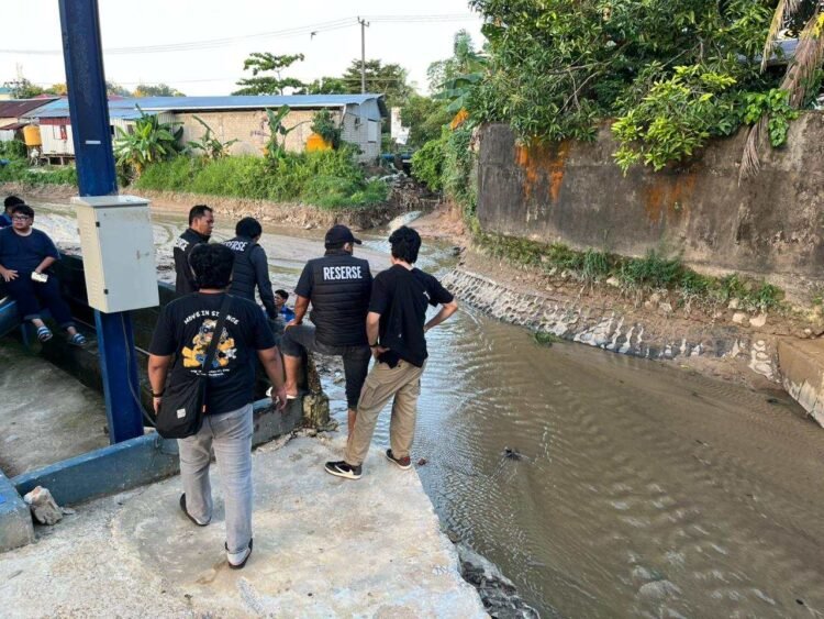 Dugaan Pencemaran Sungai Kampung Bugis Mengarah ke Pelaku, Enam Drum Oli Ditemukan