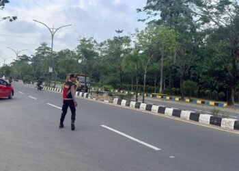 Patroli Sat Samapta Polresta Bulungan Atur Arus Lalu Lintas di Depan SPBU Sengkawit