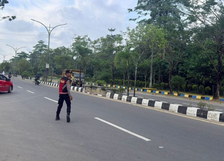 Patroli Sat Samapta Polresta Bulungan Atur Arus Lalu Lintas di Depan SPBU Sengkawit