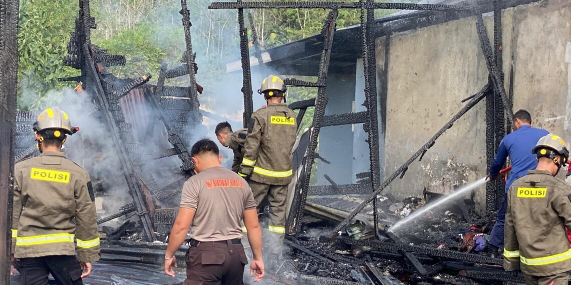 Respon Cepat, Personel Ditsamapta Polda Kaltara Padamkan Kebakaran Rumah di Jalan Poros Tanah Kuning