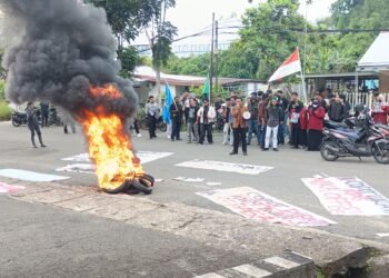 Mahasiswa Gelar Aksi di Kantor Wali Kota Tarakan, Tuntut Pencopotan Lurah dan Direktur PDAM