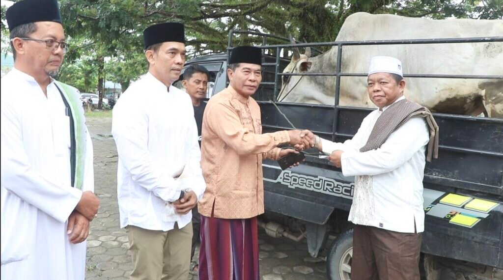 Gubernur Salat Idul Adha Bersama Warga, Serahkan Hewan Kurban untuk Masyarakat