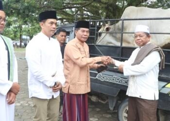 Gubernur Salat Idul Adha Bersama Warga, Serahkan Hewan Kurban untuk Masyarakat