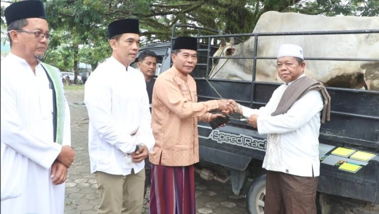 Gubernur Salat Idul Adha Bersama Warga, Serahkan Hewan Kurban untuk Masyarakat