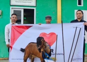 Luminor Hotel Tanjung Selor Salurkan Hewan Kurban untuk Warga Sekitar Masjid Darul Muttaqin