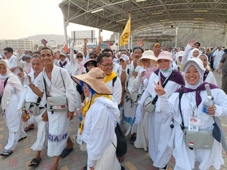 Jemaah Kaltara Selesaikan Lempar Jumrah di Tengah Cuaca Ekstrem Mina