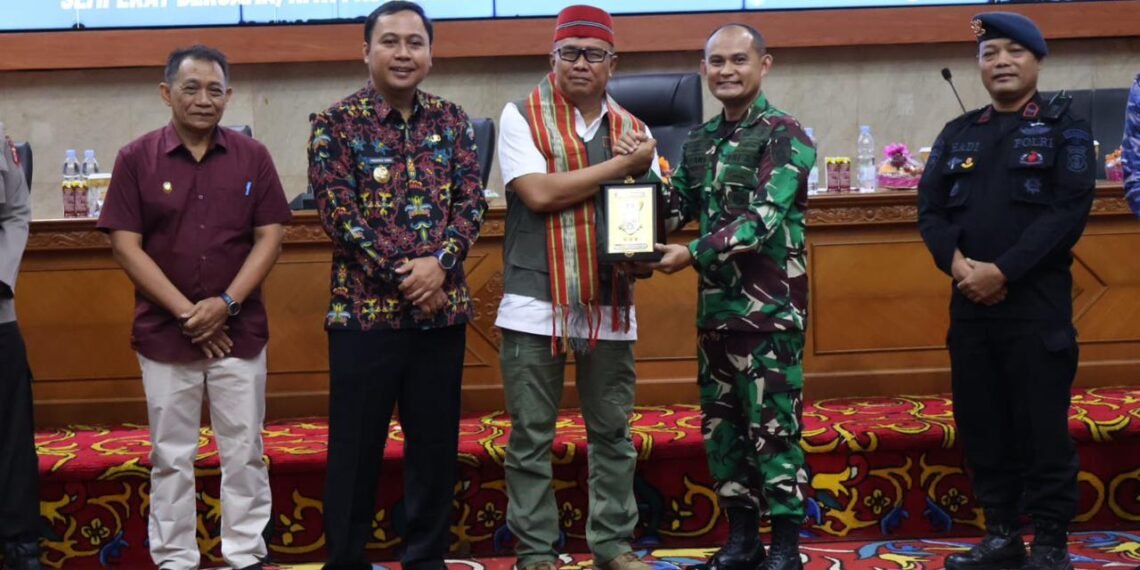 Danbrigif TP 85/BTC Dukung Penyaluran Bantuan BNPB di Kutai Barat