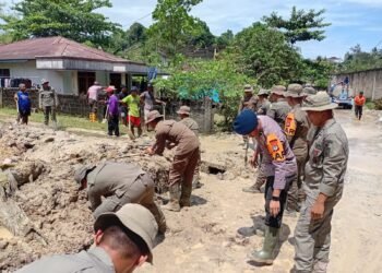 Longsor Tutup Akses Warga, Aparat Kepolisian Langsung Lakukan Penanganan